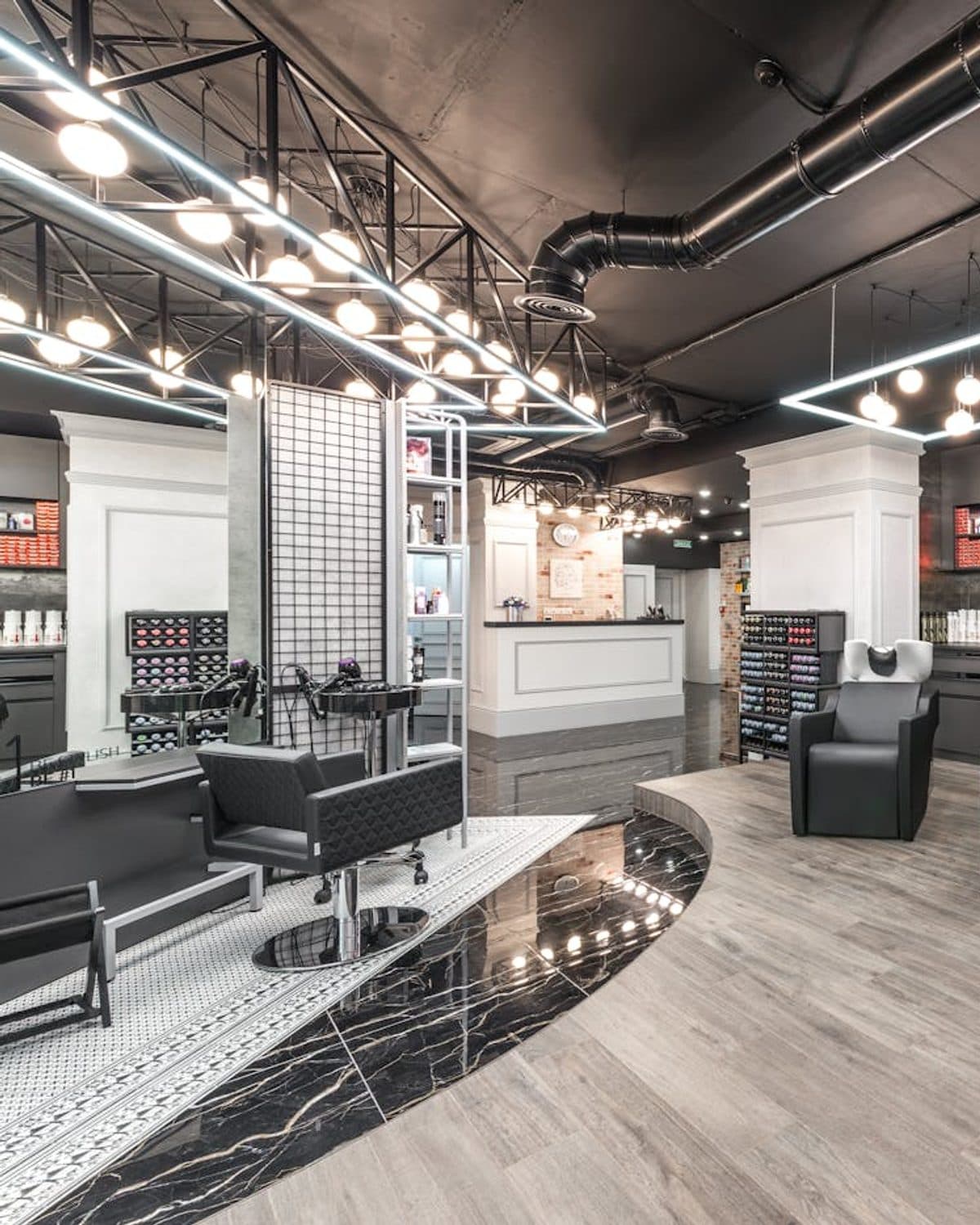 Wnętrze salonu Glow Studio w naturalnym świetle